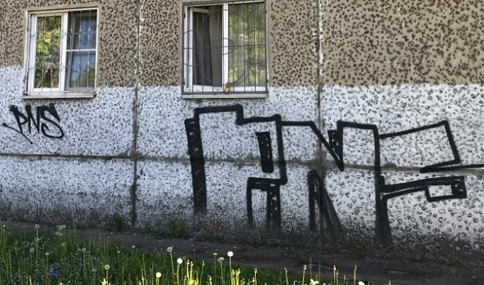 В центре Твери выявили более полусотни нелегальных граффити