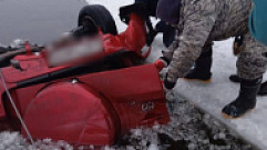 В Тверской области автомобиль вместе с водителем ушли под лед