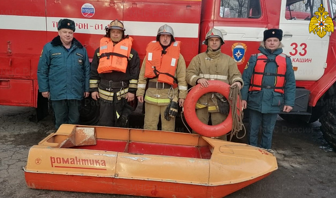 В Тверской области спасли ребенка, который на льдине оторвался от берега