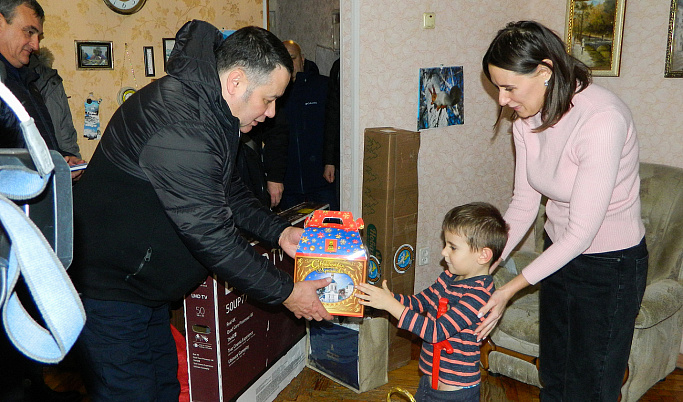 Игорь Руденя исполнил новогодние мечты 12 детей – участников акции «Елка желаний»