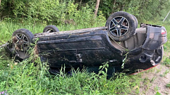 В Тверской области в перевернувшейся на крышу легковушке нашли пострадавшего водителя