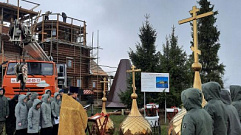 На острове Фомино в Тверской области на строящийся храм установили кресты