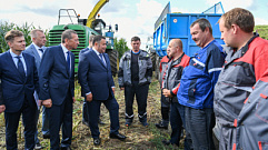 Игорь Руденя оценил ход работ по заготовке кормов в ЗАО «Калининское»