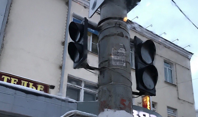 На оживленном перекрестке в Твери не работает светофор
