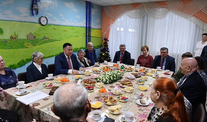 Игорь Руденя поздравил с наступающими праздниками пенсионеров Тверского геронтологического центра