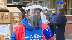 В Твери волонтеры доставили медикам защитные костюмы и респираторы