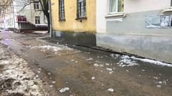 В Твери на женщину с крыши здания упала ледяная глыба