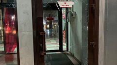 В ТРЦ «Рубин» в Твери мужчина разбил ногой стеклянную дверь