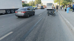В Твери мужчина упал со скутера на скользкой дороге