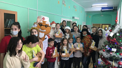 В Твери студенты-медики поздравили детей с наступающим Новым годом