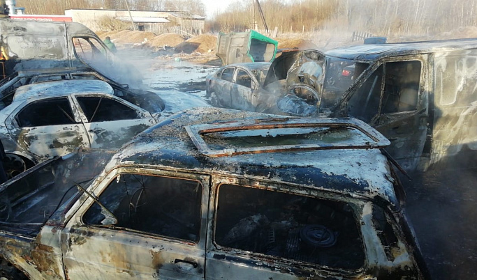 Машины пострадали из-за пожара в Тверской области