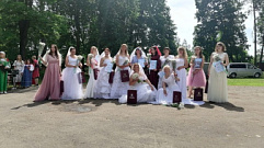 В Лихославле провели акцию «Сбежавшие невесты» | Видео