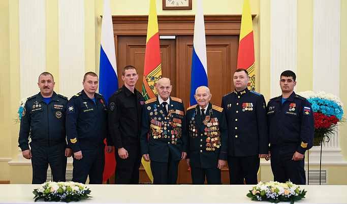 В День Конституции РФ губернатор вручил государственные и региональные награды
