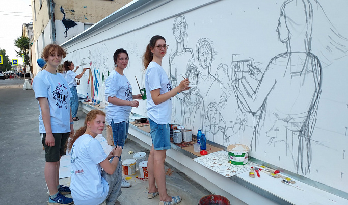 Тверские художники расписывают стену на Студенческом переулке