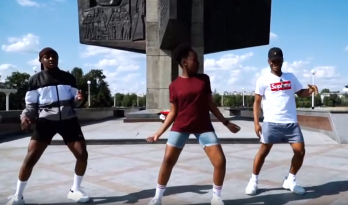 Иностранные студенты публично извинились за танцы у Обелиска Победы в Твери