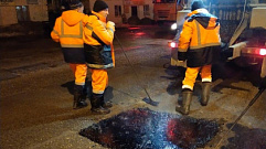 В Твери продолжают ликвидировать дорожные ямы литым асфальтобетоном