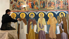 Румынский иконописец Руслан Гебя расписывает монастырскую трапезную под Тверью