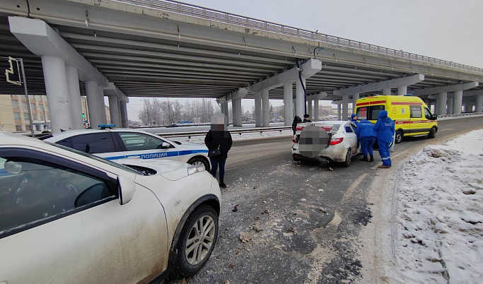 Рядом с Мигаловским мостом в Твери в ДТП пострадали 2 человека