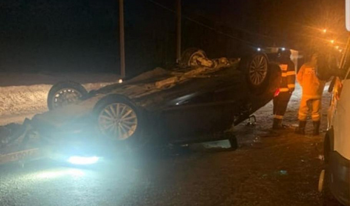 В ДТП под Тверью перевернулась машина, два человека получили серьезные травмы