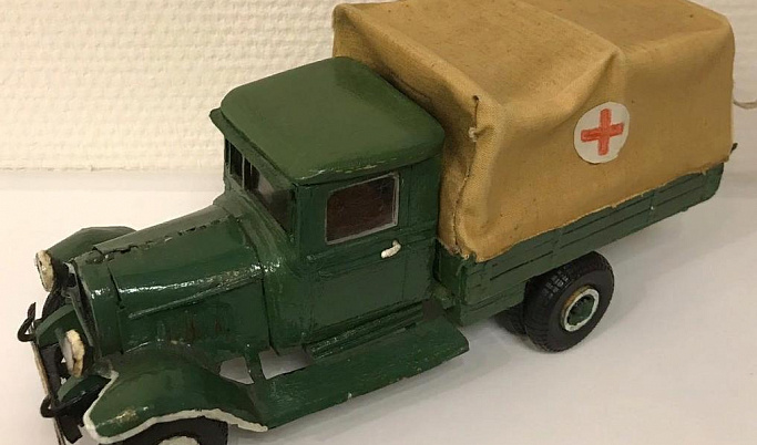 Тверской мастер представил модель военного грузовика на всероссийской выставке