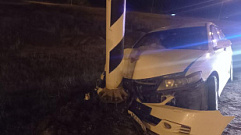 На трассе в Тверской области легковушка разбилась о фонарный столб
