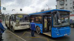 Два автобуса не поделили остановку в Твери