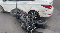 Мотоциклист попал под колеса иномарки у моста в Твери 