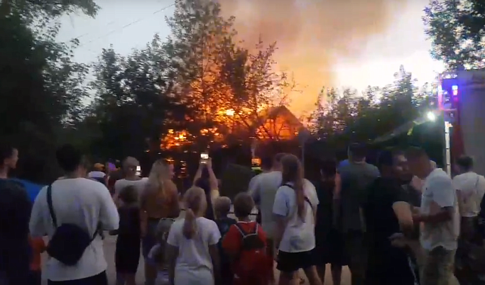 Нежилой дом сгорел во Ржеве