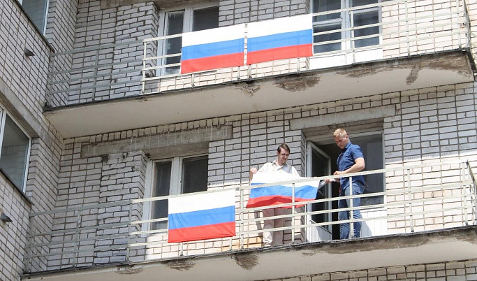 В Твери студенты вывесили триколоры на балконах общежитий