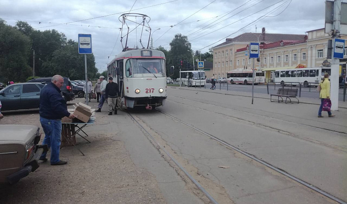 В Твери торговали колбасой в одном шаге от трамвайных путей