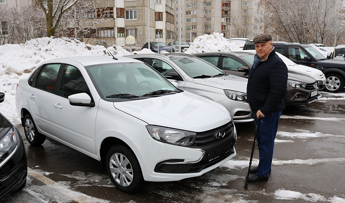 Пострадавшие на производстве жители Тверской области получили новые автомобили