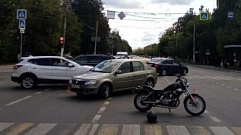 В Твери на улице Горького столкнулись автомобиль и мотоцикл