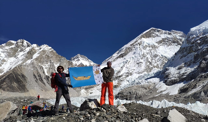 Житель Тверской области развернул флаг родного города в горах Непала