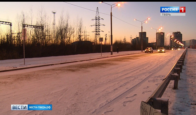 В Твери продолжается уборка дорог и тротуаров от снега