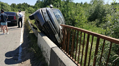 В Тверской области автомобиль почти вылетел с моста | Фото