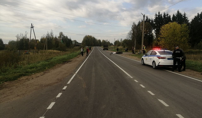 Водитель скутера погиб в результате ДТП с грузовиком в Тверской области
