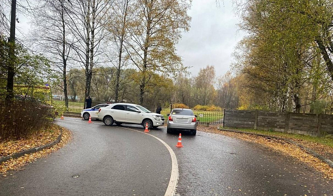 В Твери водитель «Шевроле» отвлекся и устроил ДТП