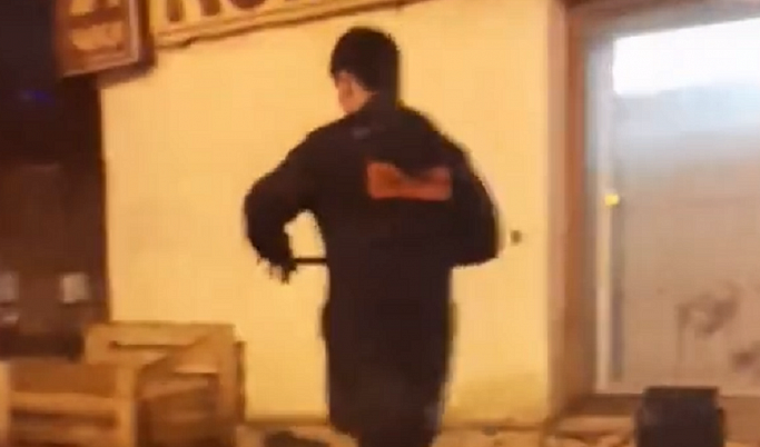 В Твери сняли на видео, как по городу ходит мужчина в крови и с ножом