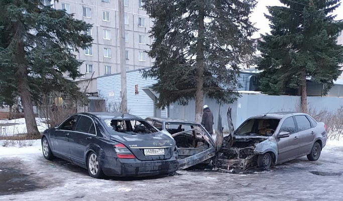 Ночью в Твери сгорели три автомобиля