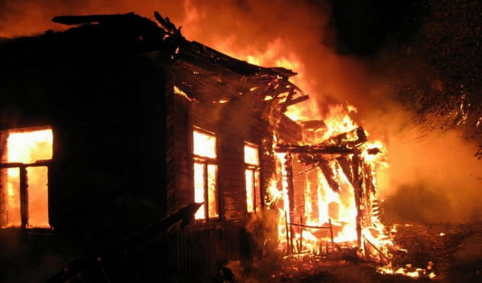 Следственный комитет начал проверку по факту гибели мужчины на пожаре в Тверской области