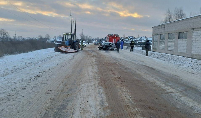 В Тверской области в ДТП с «ВАЗом» и трактором пострадали два человека