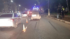 В Твери переходившую дорогу в неположенном месте женщину сбил автомобиль