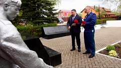 Игорь Руденя возложил цветы к воинскому захоронению в Черкассах