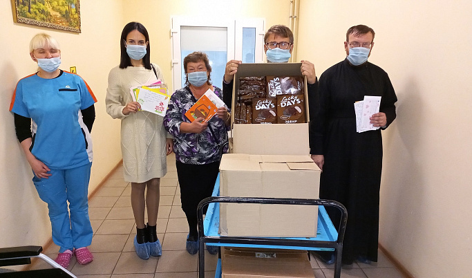 Школьники и сотрудники Тверской епархии подарили постояльцам Тверского геронтологического центра открытки и сладости