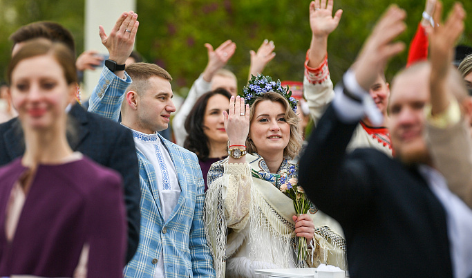 Молодожёны из Тверской области поженились на Всероссийском свадебном фестивале в Москве