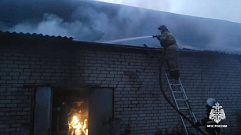 Ночью в Тверской области тушили пожар на заводе