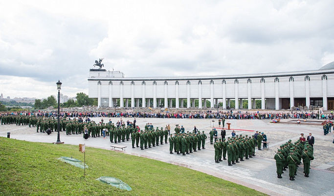 Тверские новобранцы приняли присягу на Поклонной горе в Москве