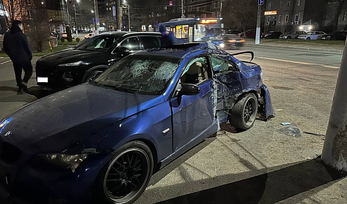 В Твери водитель BMW не справился с управлением и влетел в столб