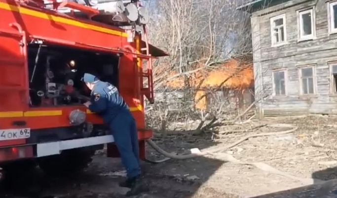 Пожарные тушат вспыхнувший сарай в Тверской области