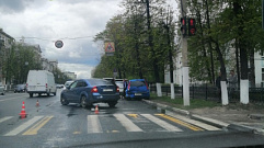 Иномарка протаранила припаркованные автомобили в Твери